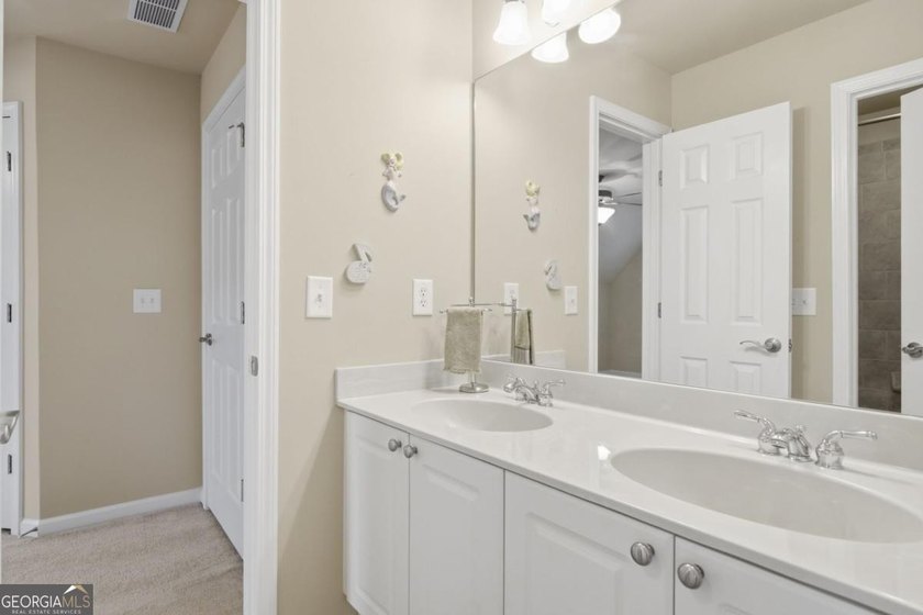 You will love this 6-bedroom home with the primary suite on the - photo 33