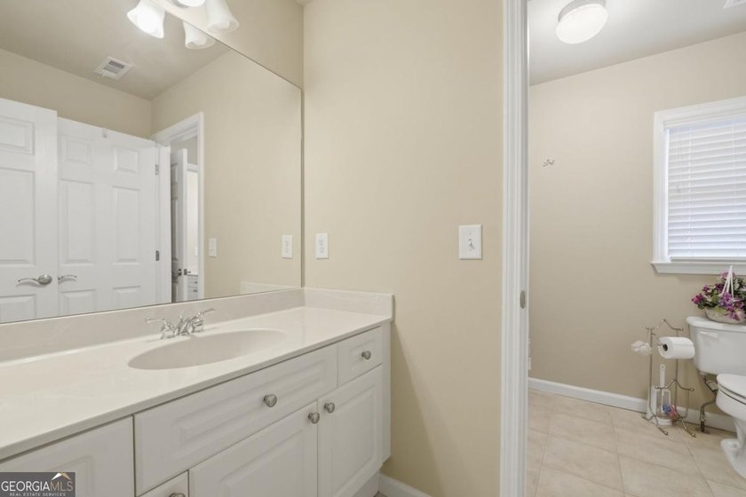 You will love this 6-bedroom home with the primary suite on the - photo 37