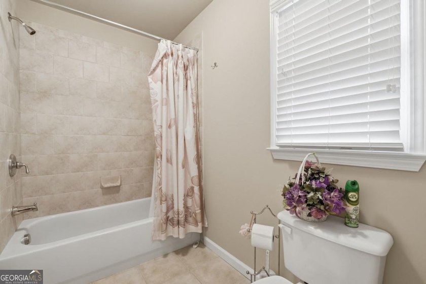 You will love this 6-bedroom home with the primary suite on the - photo 38