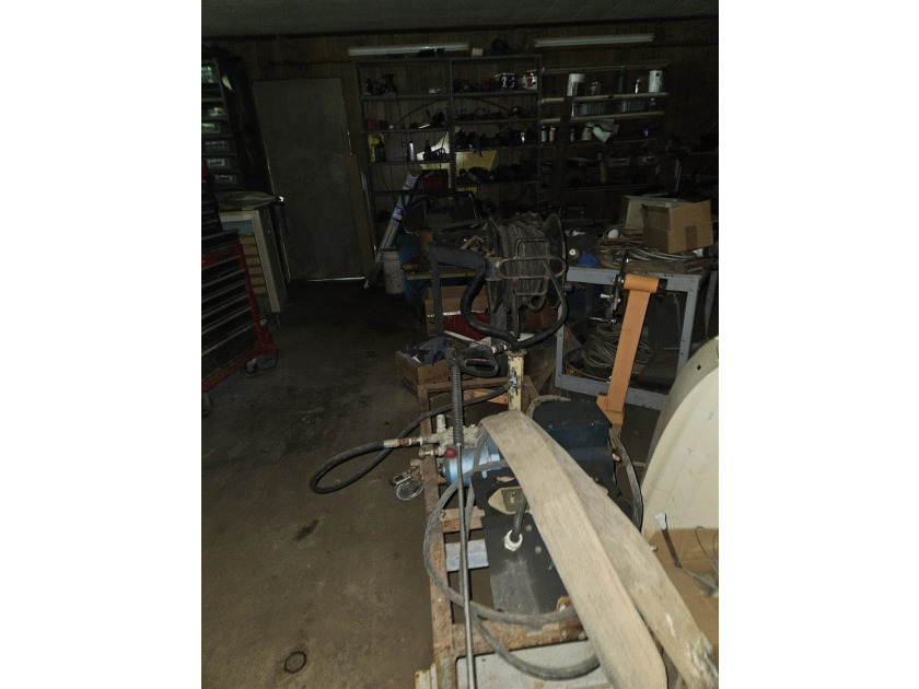 A unique property that had been used for a mechanic shop and - photo 4