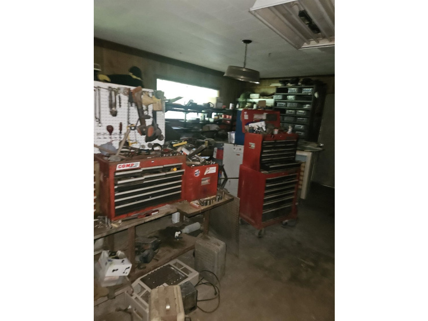 A unique property that had been used for a mechanic shop and - photo 6