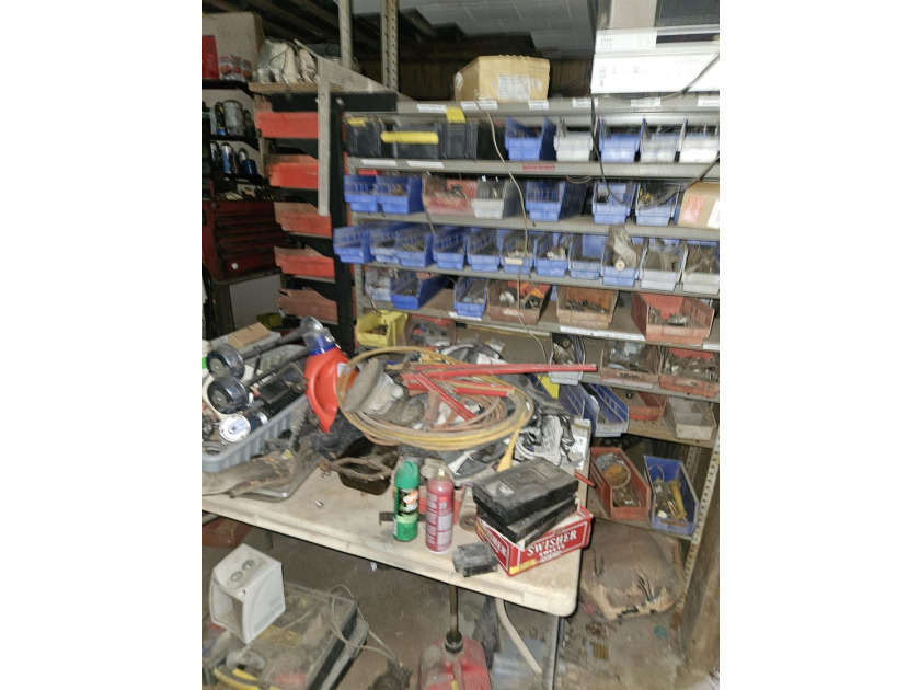 A unique property that had been used for a mechanic shop and - photo 7