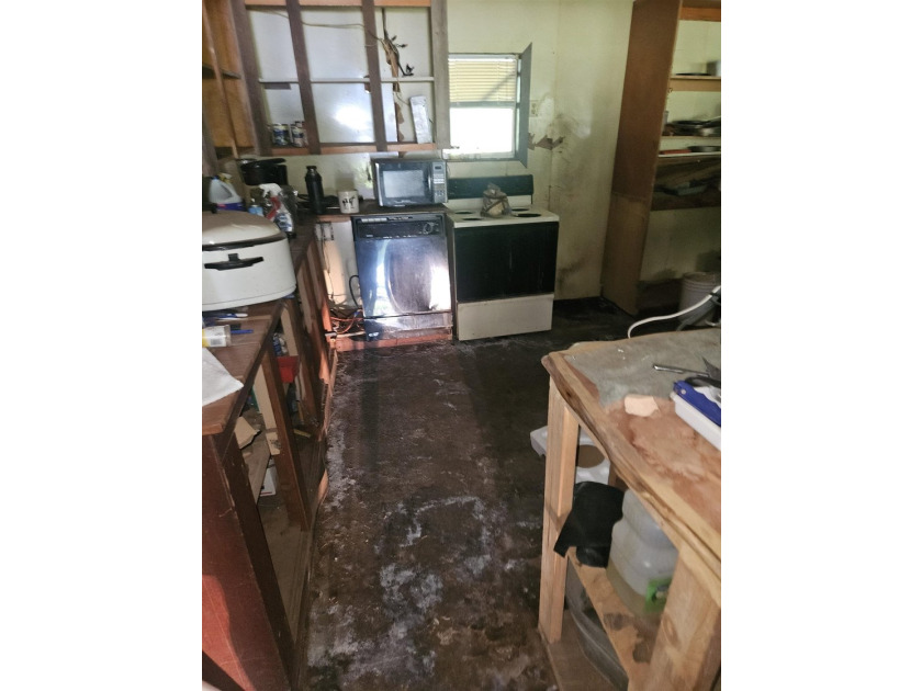 A unique property that had been used for a mechanic shop and - photo 9