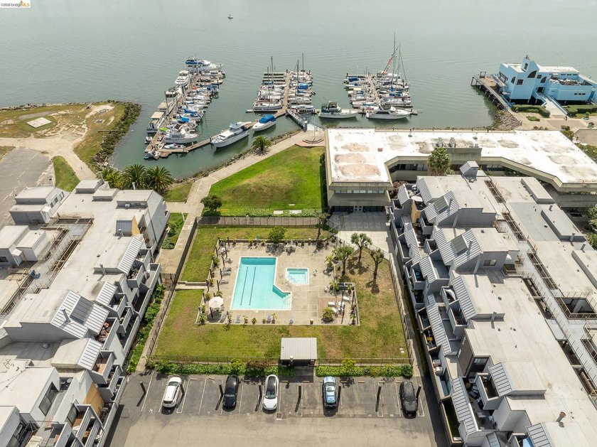 This top floor sunny and open condo with 2 generous bedrooms - photo 47