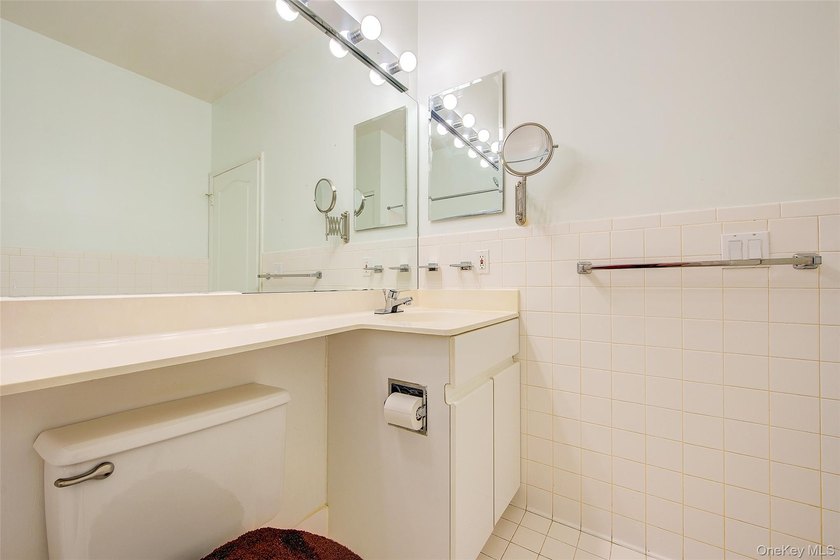 Spacious (about 1,100 sq ft) third-floor 2-bedroom, 2-bathroom - photo 15