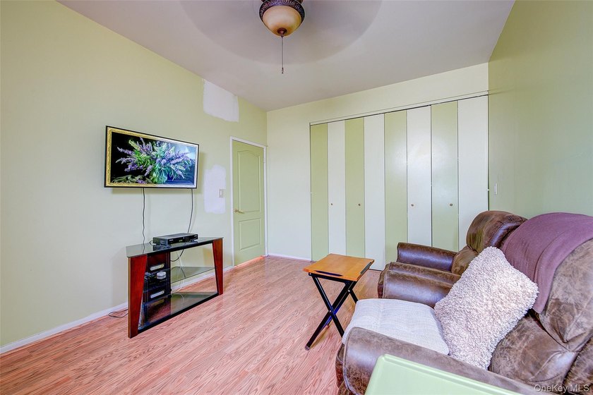 Spacious (about 1,100 sq ft) third-floor 2-bedroom, 2-bathroom - photo 21