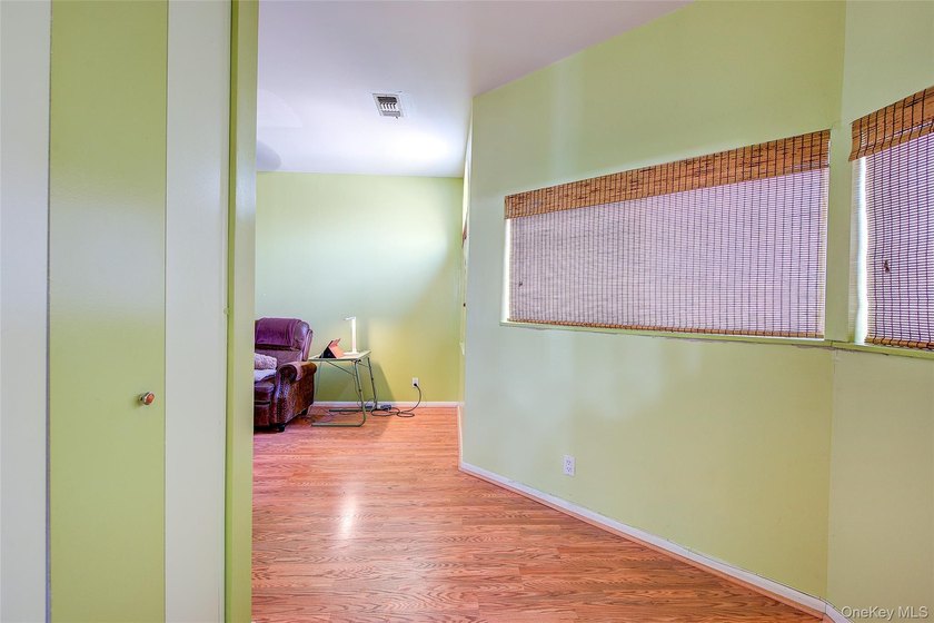 Spacious (about 1,100 sq ft) third-floor 2-bedroom, 2-bathroom - photo 22