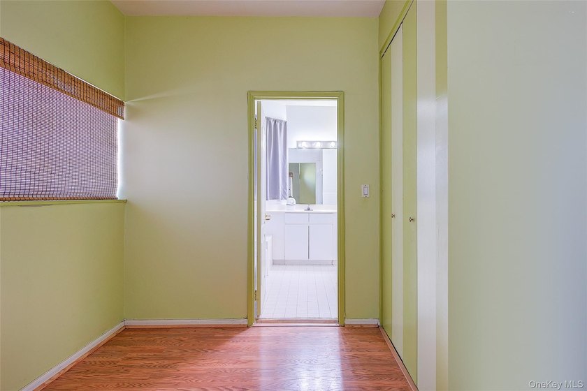 Spacious (about 1,100 sq ft) third-floor 2-bedroom, 2-bathroom - photo 24