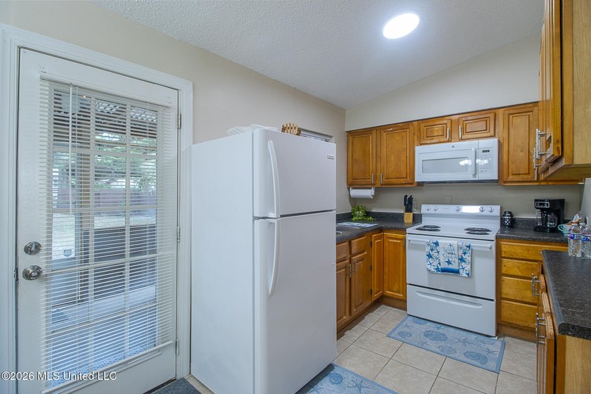 COTTAGE-STYLE, FULLY FURNISHED, MOVE-IN-READY! 3 bedroom, 1 bath - photo 11