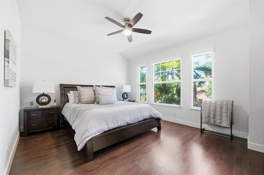 Beautifully upgraded 3 bed/2.5 bath town home w/ 2,265 sqft of - photo 13
