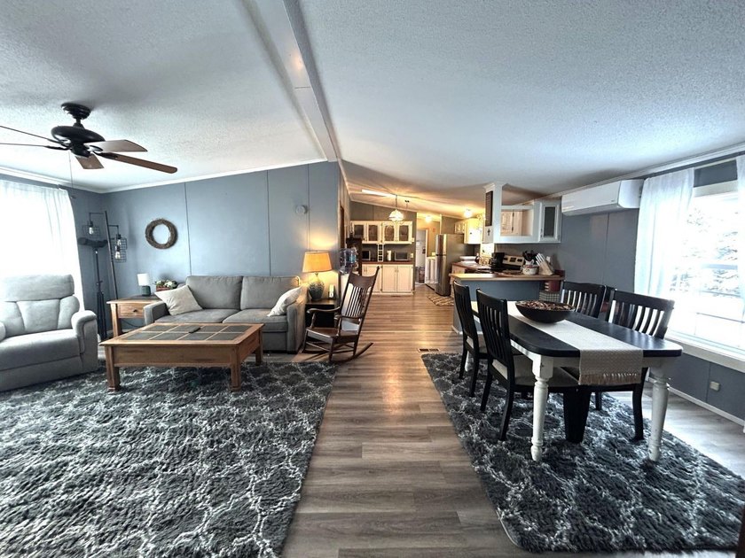 Very well maintained 3-bedroom, 2-bath home set on 5 private - photo 15