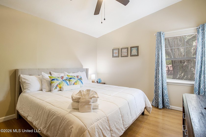 COTTAGE-STYLE, FULLY FURNISHED, MOVE-IN-READY! 3 bedroom, 1 bath - photo 15