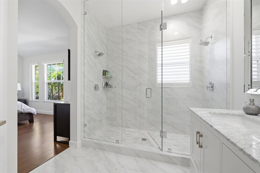 Beautifully upgraded 3 bed/2.5 bath town home w/ 2,265 sqft of - photo 15