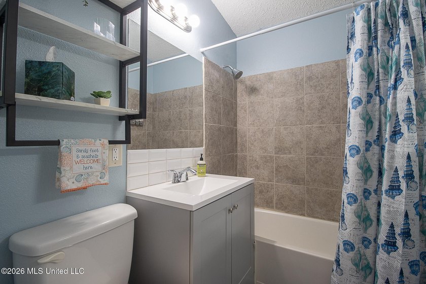 COTTAGE-STYLE, FULLY FURNISHED, MOVE-IN-READY! 3 bedroom, 1 bath - photo 16