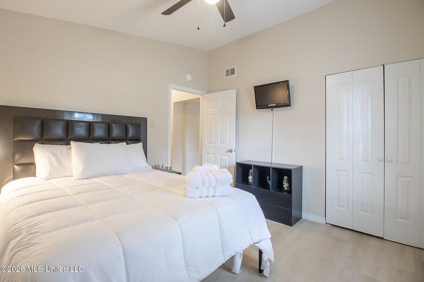 COTTAGE-STYLE, FULLY FURNISHED, MOVE-IN-READY! 3 bedroom, 1 bath - photo 17