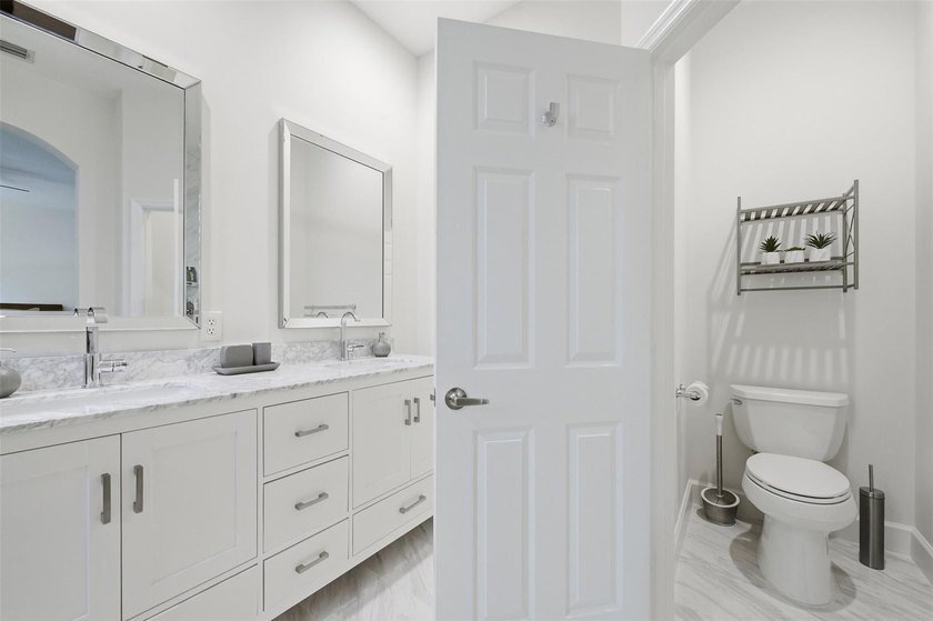Beautifully upgraded 3 bed/2.5 bath town home w/ 2,265 sqft of - photo 17