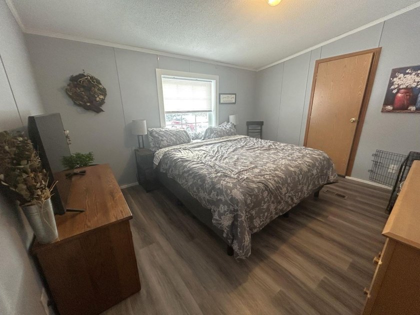 Very well maintained 3-bedroom, 2-bath home set on 5 private - photo 18