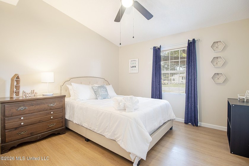 COTTAGE-STYLE, FULLY FURNISHED, MOVE-IN-READY! 3 bedroom, 1 bath - photo 19