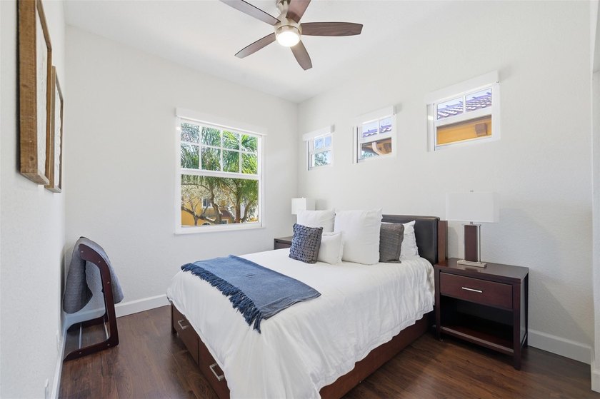Beautifully upgraded 3 bed/2.5 bath town home w/ 2,265 sqft of - photo 19