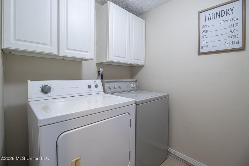 COTTAGE-STYLE, FULLY FURNISHED, MOVE-IN-READY! 3 bedroom, 1 bath - photo 20