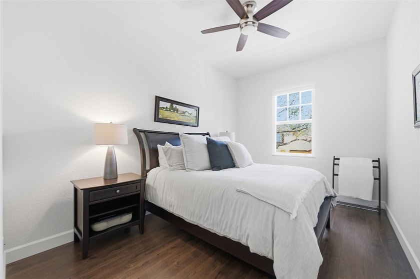 Beautifully upgraded 3 bed/2.5 bath town home w/ 2,265 sqft of - photo 20