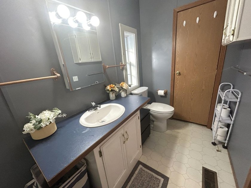 Very well maintained 3-bedroom, 2-bath home set on 5 private - photo 21