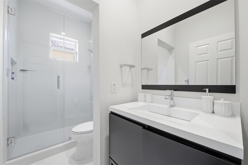 Beautifully upgraded 3 bed/2.5 bath town home w/ 2,265 sqft of - photo 21