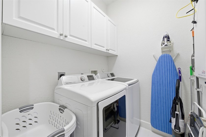 Beautifully upgraded 3 bed/2.5 bath town home w/ 2,265 sqft of - photo 22