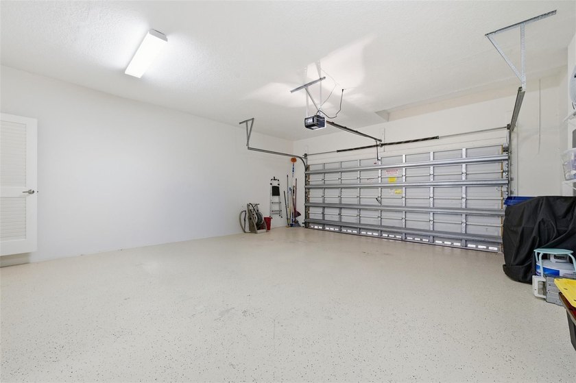Beautifully upgraded 3 bed/2.5 bath town home w/ 2,265 sqft of - photo 23