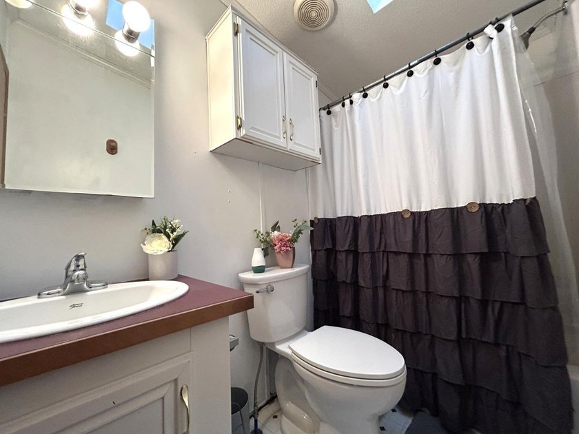 Very well maintained 3-bedroom, 2-bath home set on 5 private - photo 24