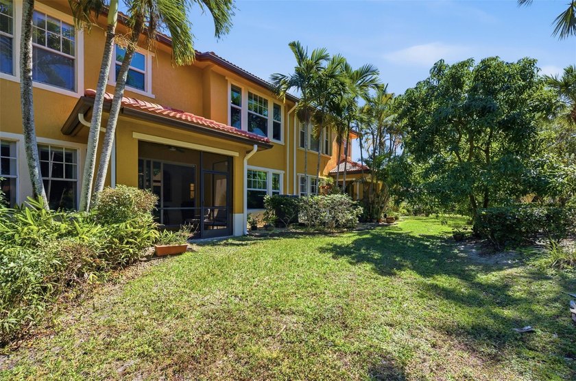 Beautifully upgraded 3 bed/2.5 bath town home w/ 2,265 sqft of - photo 26