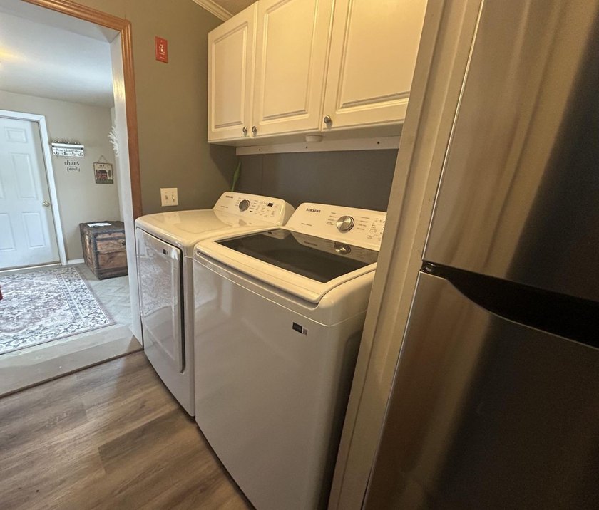 Very well maintained 3-bedroom, 2-bath home set on 5 private - photo 27