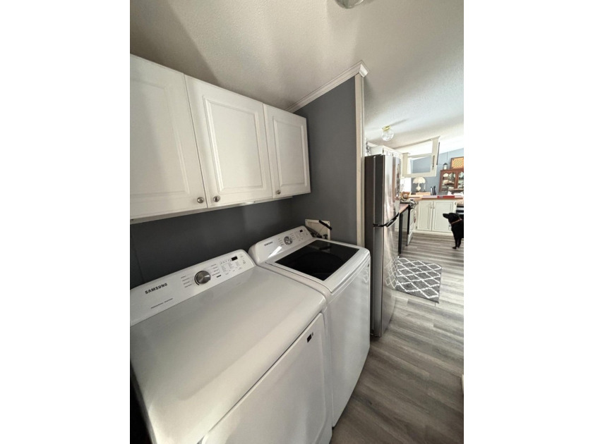 Very well maintained 3-bedroom, 2-bath home set on 5 private - photo 28