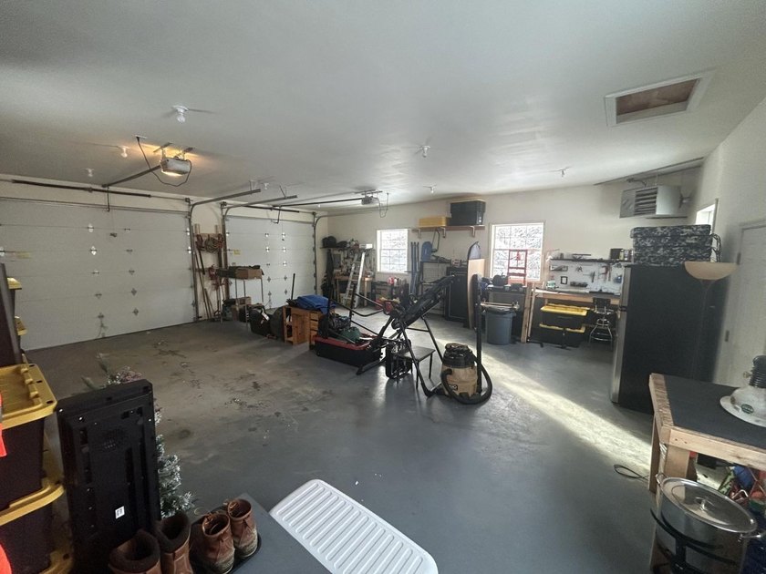 Very well maintained 3-bedroom, 2-bath home set on 5 private - photo 29