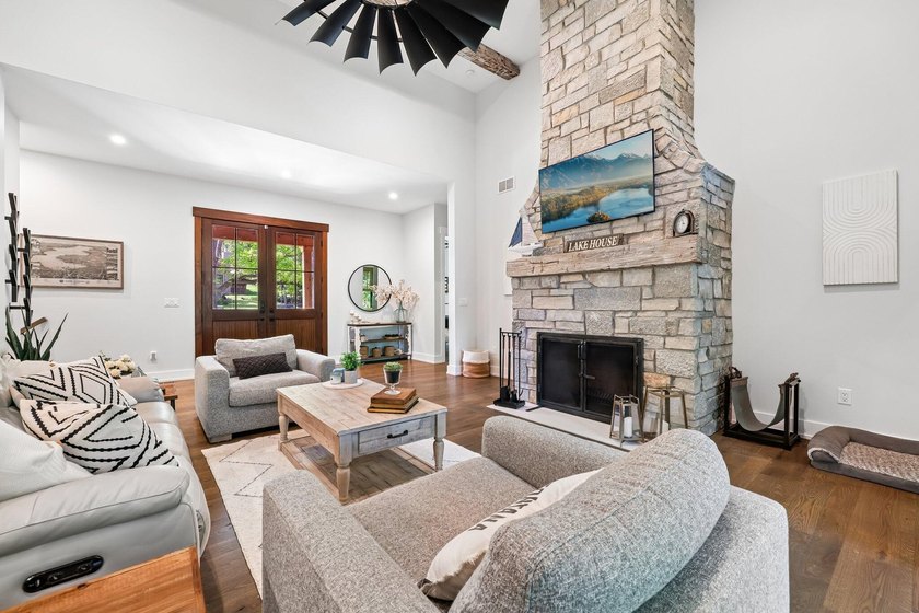 Welcome to this exceptional custom-built home, thoughtfully - photo 4