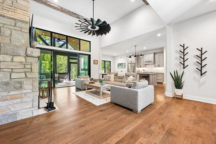 Welcome to this exceptional custom-built home, thoughtfully - photo 6