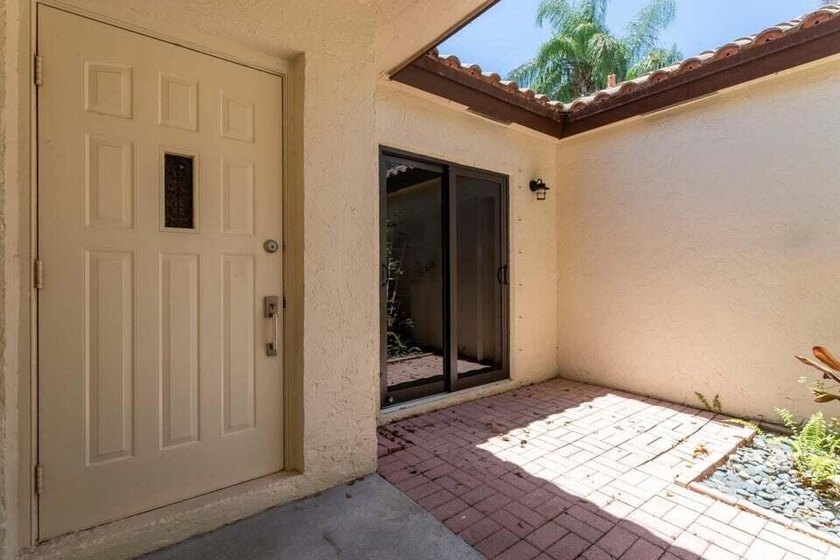 Make this beautifully remodeled 2-bedroom, 2-bath villa in - photo 2