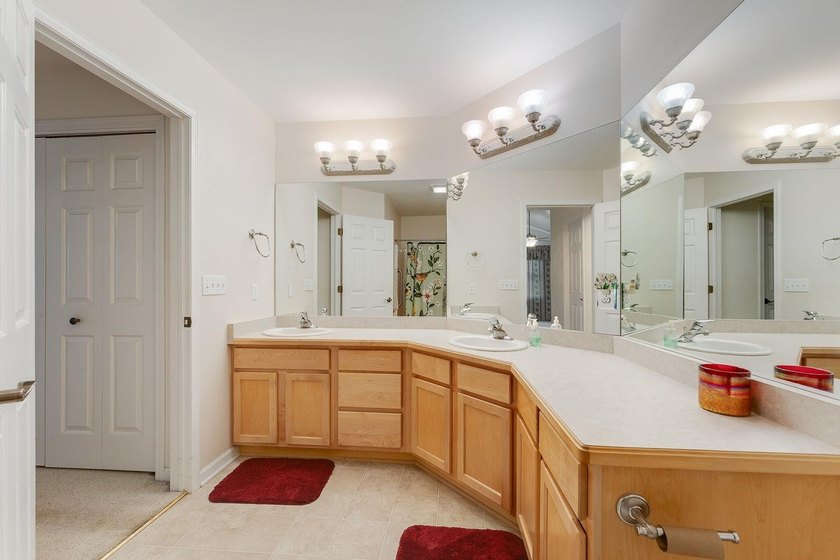 Priced below assessed value! Welcome to this well-maintained - photo 33