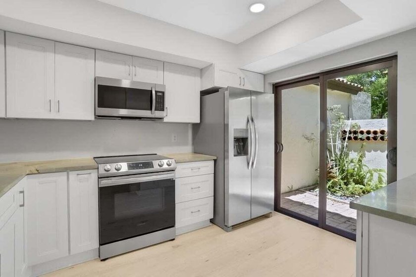 Make this beautifully remodeled 2-bedroom, 2-bath villa in - photo 5
