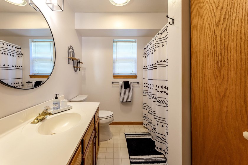 Welcome home to 1702 N Southgate! Move right in to this very - photo 18