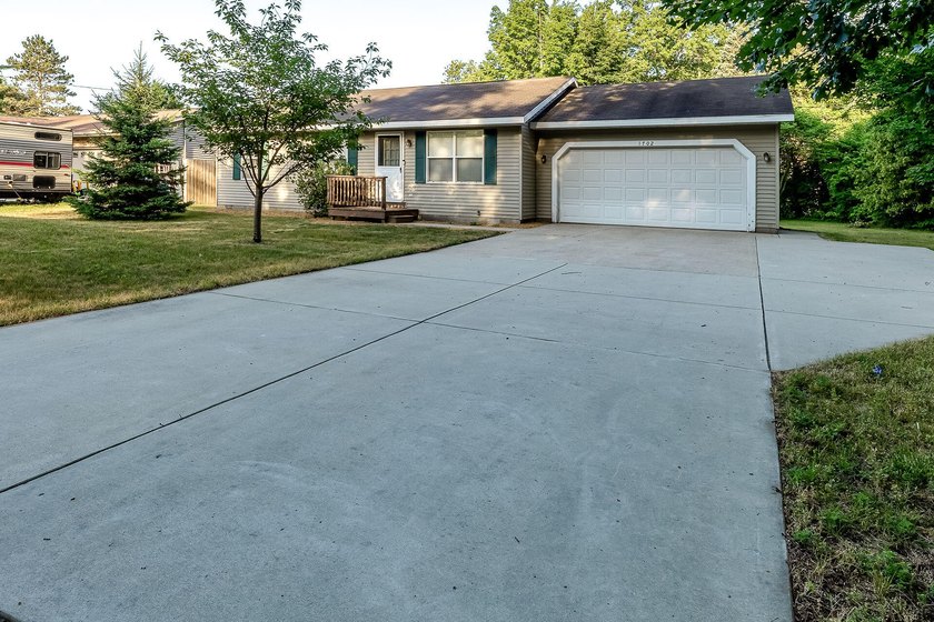 Welcome home to 1702 N Southgate! Move right in to this very - photo 23