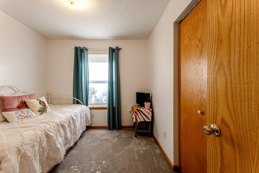 Welcome home to 1702 N Southgate! Move right in to this very - photo 27