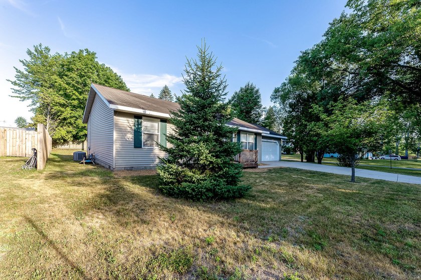 Welcome home to 1702 N Southgate! Move right in to this very - photo 32
