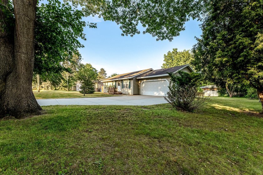 Welcome home to 1702 N Southgate! Move right in to this very - photo 33
