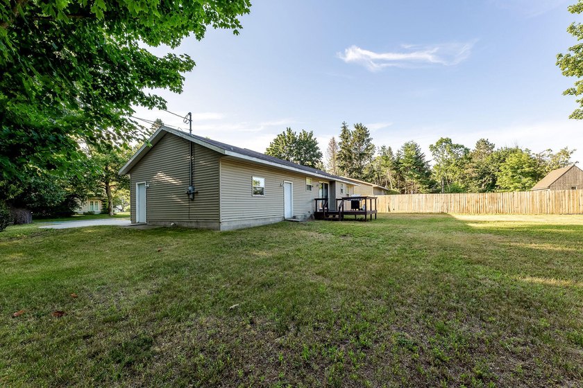Welcome home to 1702 N Southgate! Move right in to this very - photo 36