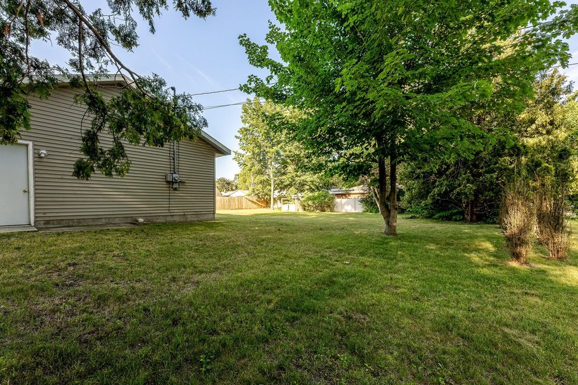 Welcome home to 1702 N Southgate! Move right in to this very - photo 43