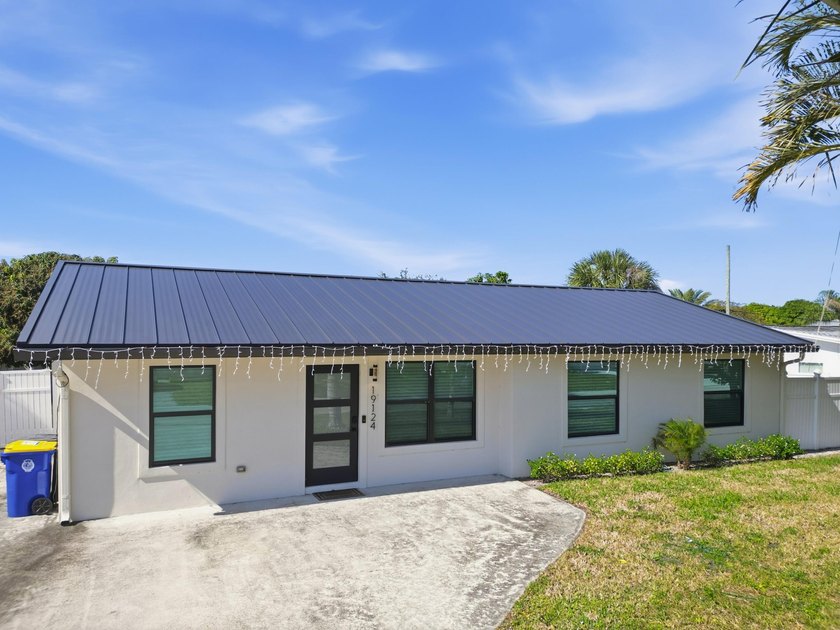 Fully remodeled in 2023, this Jupiter home feels like new - photo 2