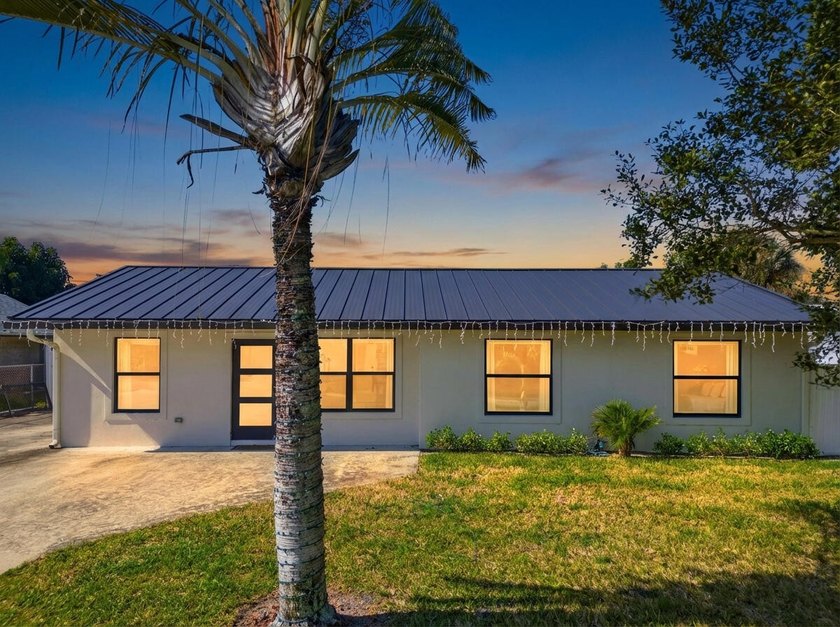 Fully remodeled in 2023, this Jupiter home feels like new - photo 3