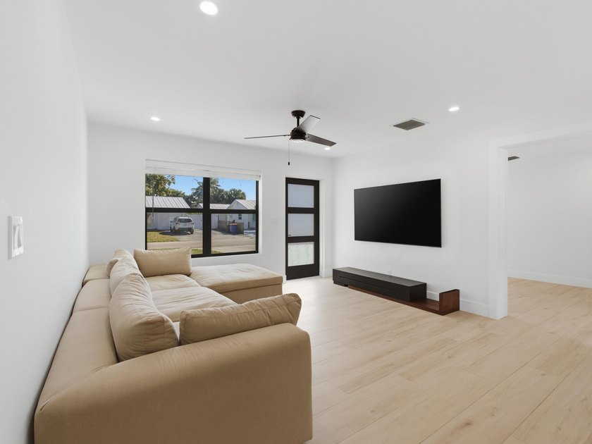 Fully remodeled in 2023, this Jupiter home feels like new - photo 7