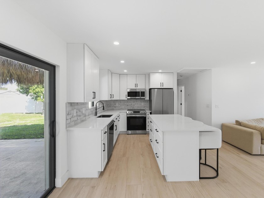 Fully remodeled in 2023, this Jupiter home feels like new - photo 9